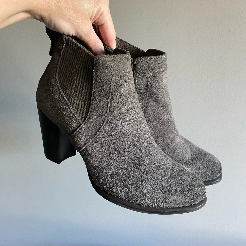 Ugg Cobie II Gray Suede Leather Heeled Chelsea Ankle Booties EUC Size 8